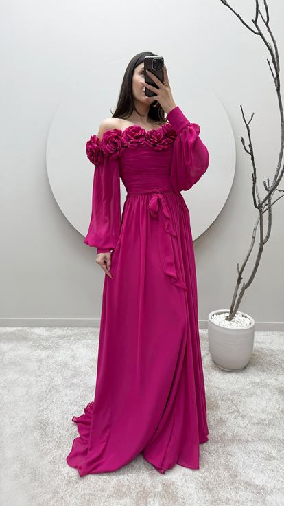 Vestido de noche fucsia de tirantes con escote floral