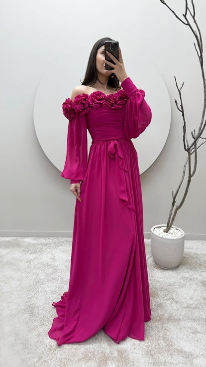 Vestido de noche fucsia de tirantes con escote floral