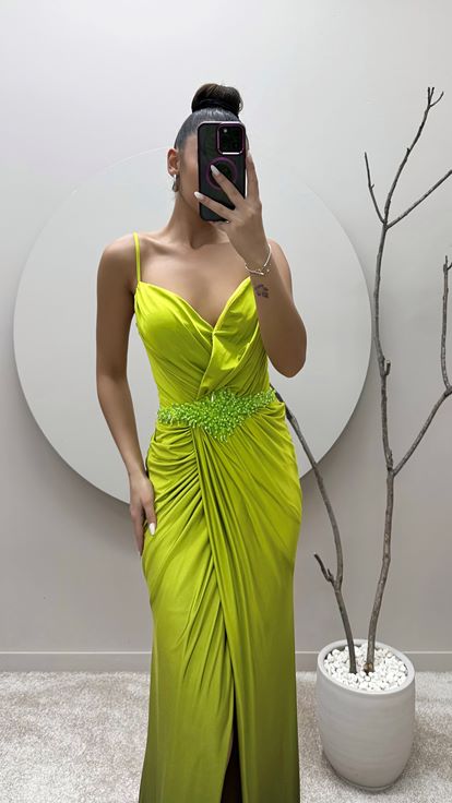 Vestido de noche verde de tirantes con cintura adornada