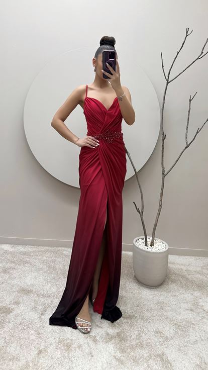 Rotes  trägerloses Abendkleid mit verzierter Taille