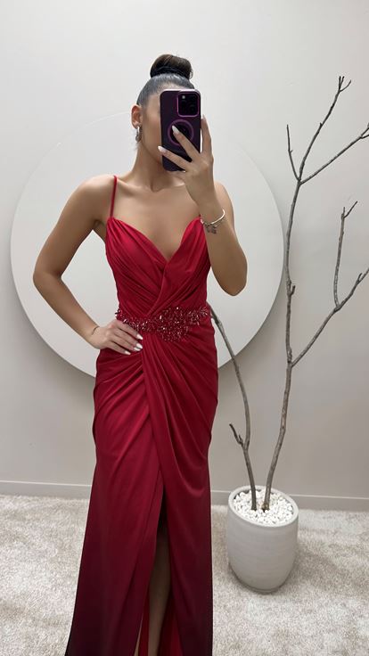 Rotes  trägerloses Abendkleid mit verzierter Taille