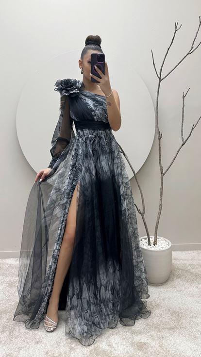 Schwarzes  schulterfreies Abendkleid aus floralem Tüll