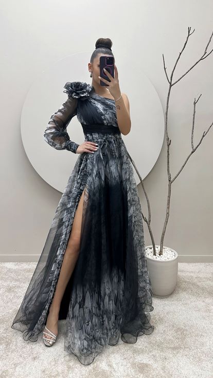 Schwarzes  schulterfreies Abendkleid aus floralem Tüll