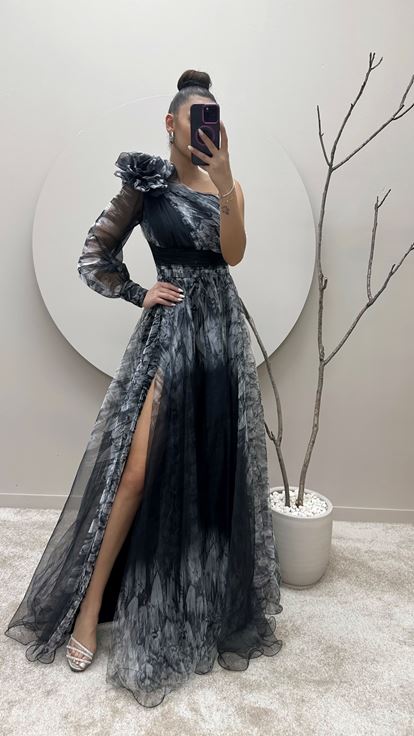 Schwarzes  schulterfreies Abendkleid aus floralem Tüll