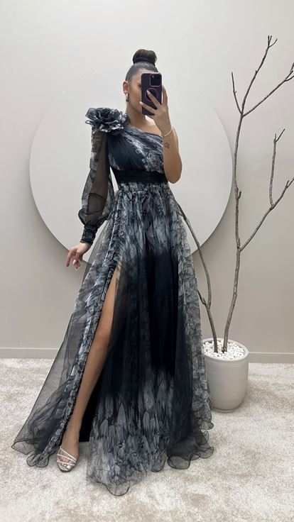 Schwarzes  schulterfreies Abendkleid aus floralem Tüll