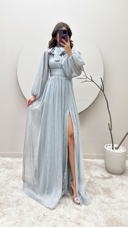 Graues Abendkleid aus Tüll mit Schleifendetail am Ausschnitt