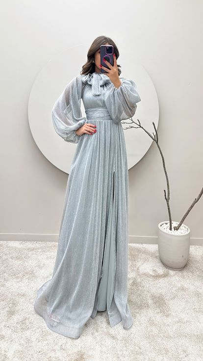 Graues Abendkleid aus Tüll mit Schleifendetail am Ausschnitt