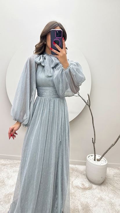 Graues Abendkleid aus Tüll mit Schleifendetail am Ausschnitt