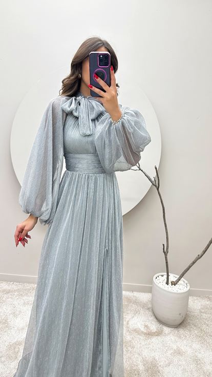 Graues Abendkleid aus Tüll mit Schleifendetail am Ausschnitt