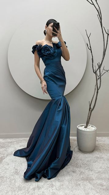 Petrolfarbenes, trägerloses Abendkleid mit Rosendetail auf der Brust