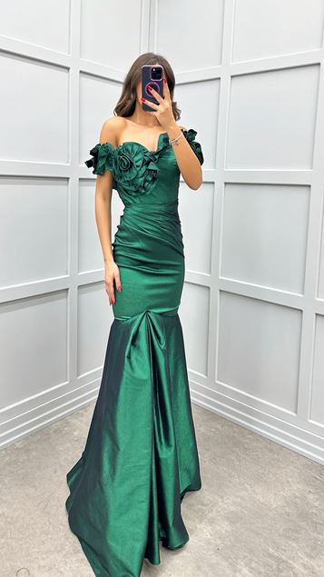 Smaragdgrünes, trägerloses Abendkleid mit Rosendetail auf der Brust