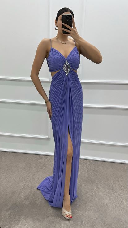Robe de soirée lilas à bretelles avec broche à la taille