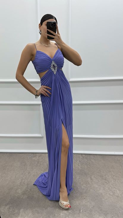 Robe de soirée lilas à bretelles avec broche à la taille
