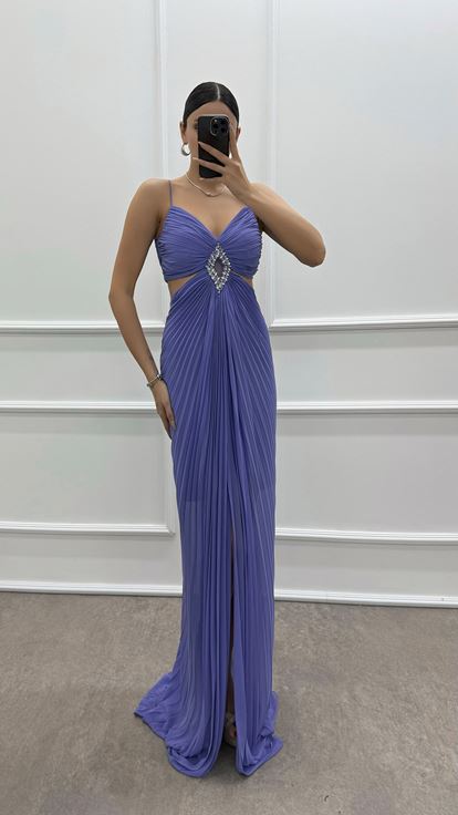 Robe de soirée lilas à bretelles avec broche à la taille