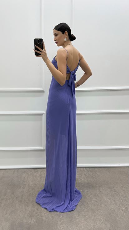 Robe de soirée lilas à bretelles avec broche à la taille