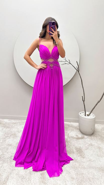 Fuchsiafarbenes Abendkleid mit Seilträgern und transparenter Taille