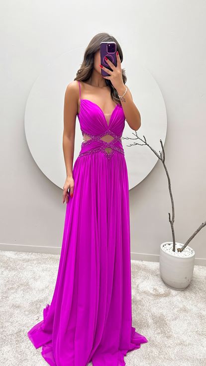 Fuchsiafarbenes Abendkleid mit Seilträgern und transparenter Taille