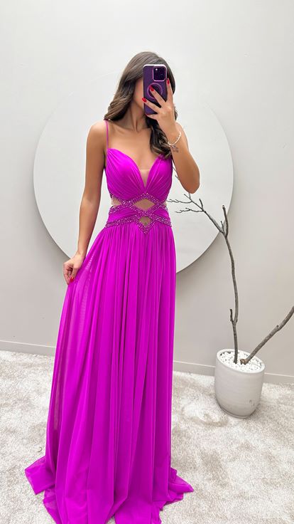 Fuchsiafarbenes Abendkleid mit Seilträgern und transparenter Taille