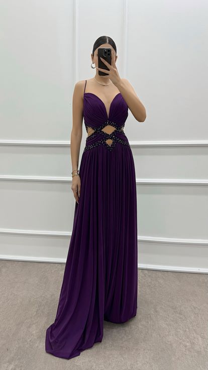 Pflaumenfarbenes Abendkleid mit Seilträgern und transparenter Taille