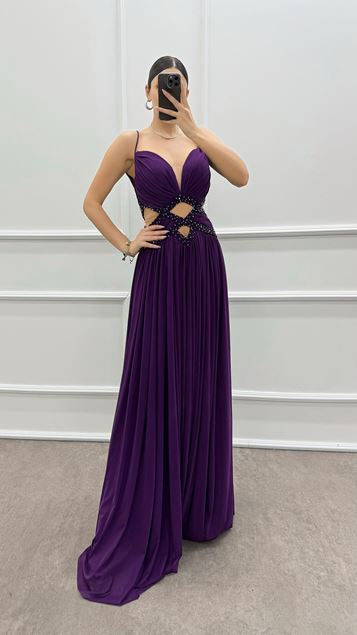 Pflaumenfarbenes Abendkleid mit Seilträgern und transparenter Taille