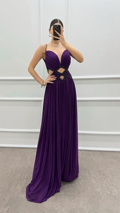 Pflaumenfarbenes Abendkleid mit Seilträgern und transparenter Taille