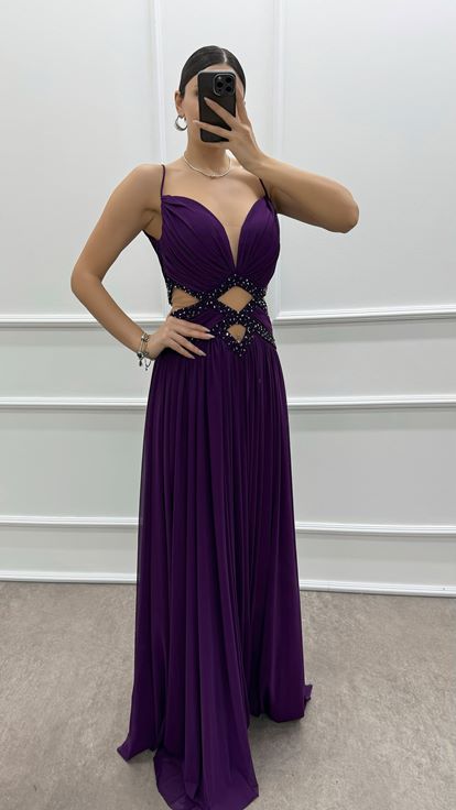 Pflaumenfarbenes Abendkleid mit Seilträgern und transparenter Taille