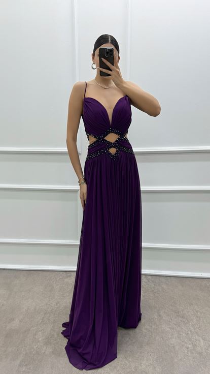 Pflaumenfarbenes Abendkleid mit Seilträgern und transparenter Taille