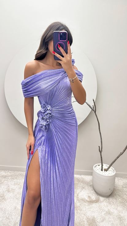 Vestido de noche lila con detalle de rosa de un hombro