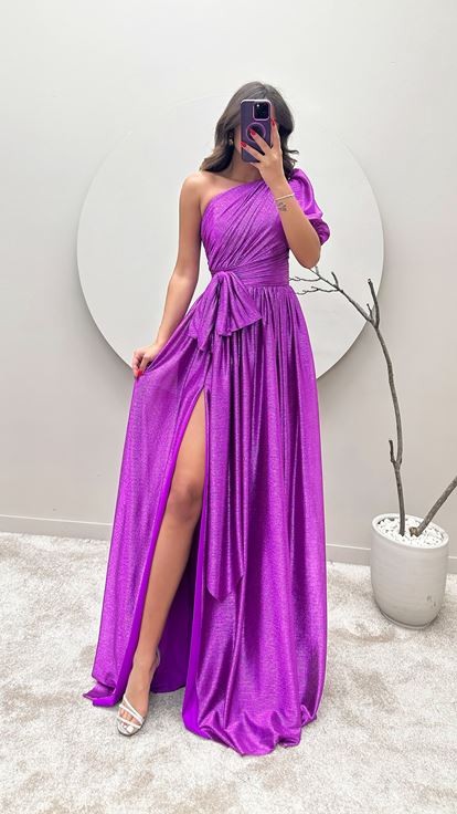 Fuchsiafarbenes, einärmliges Abendkleid mit Schleifendetail