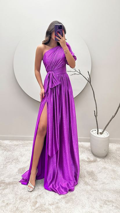 Fuchsiafarbenes, einärmliges Abendkleid mit Schleifendetail