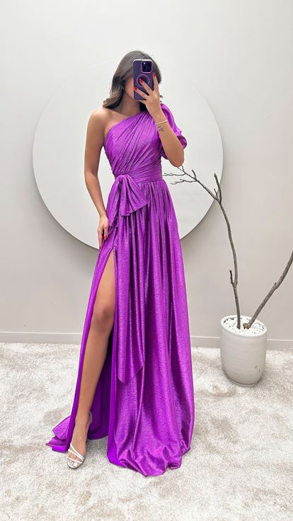 Fuchsiafarbenes, einärmliges Abendkleid mit Schleifendetail