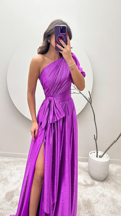 Fuchsiafarbenes, einärmliges Abendkleid mit Schleifendetail