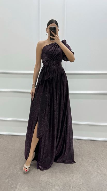 Pflaumenfarbenes, einärmliges Abendkleid mit Schleifendetail