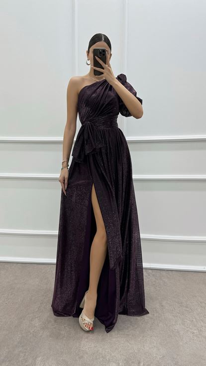 Pflaumenfarbenes, einärmliges Abendkleid mit Schleifendetail