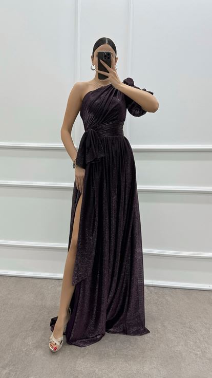 Pflaumenfarbenes, einärmliges Abendkleid mit Schleifendetail