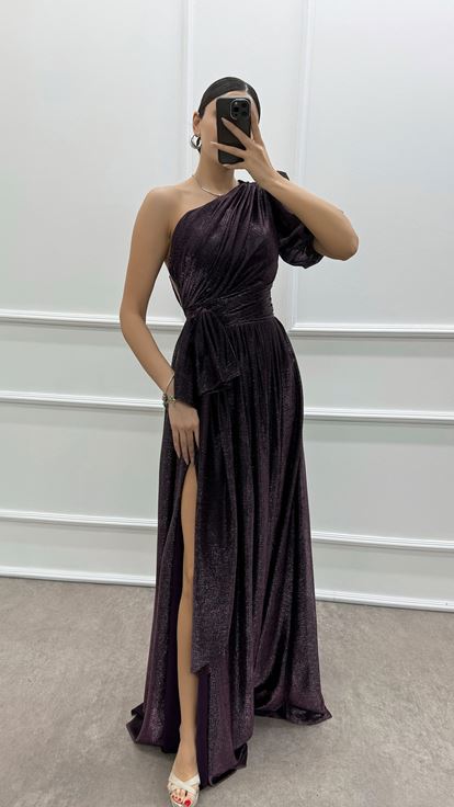 Pflaumenfarbenes, einärmliges Abendkleid mit Schleifendetail