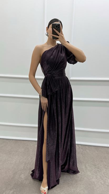 Pflaumenfarbenes, einärmliges Abendkleid mit Schleifendetail