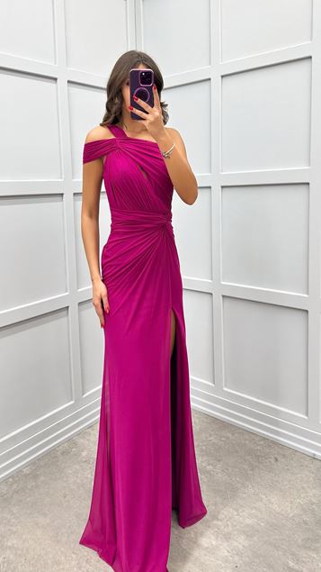 Vestido de noche fucsia con cordón en la cintura de un hombro