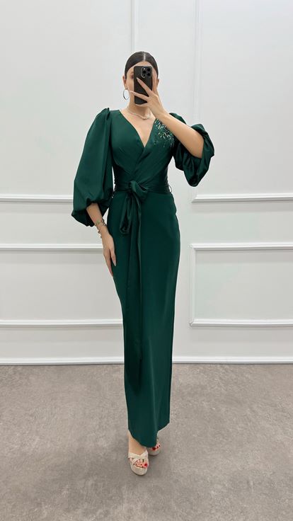 Vestido verde esmeralda con manga globo y cuello cruzado con detalle de abalorios en los hombros