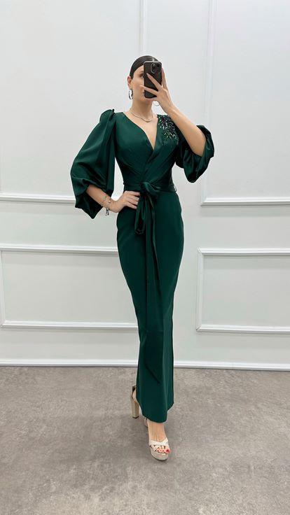 Vestido verde esmeralda con manga globo y cuello cruzado con detalle de abalorios en los hombros