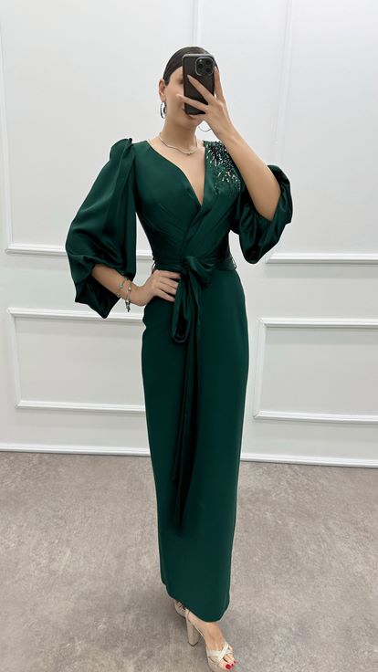 Vestido verde esmeralda con manga globo y cuello cruzado con detalle de abalorios en los hombros