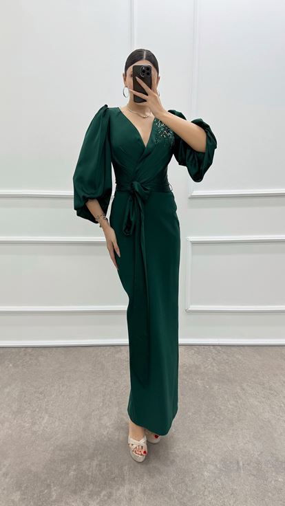 Vestido verde esmeralda con manga globo y cuello cruzado con detalle de abalorios en los hombros