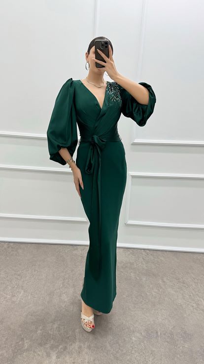 Vestido verde esmeralda con manga globo y cuello cruzado con detalle de abalorios en los hombros