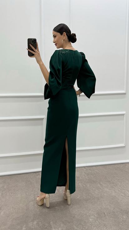 Vestido verde esmeralda con manga globo y cuello cruzado con detalle de abalorios en los hombros