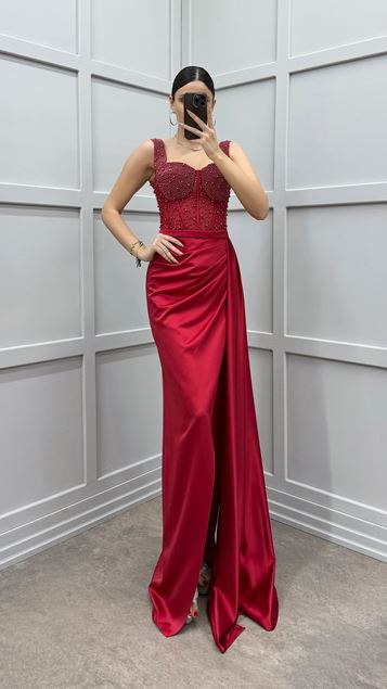 Vestido de noche transparente con cuentas en el pecho rojo