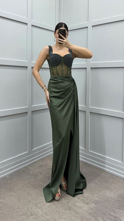 Vestido de noche transparente bordado con cuentas en el pecho caqui