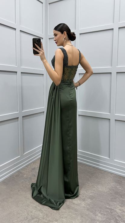 Vestido de noche transparente bordado con cuentas en el pecho caqui