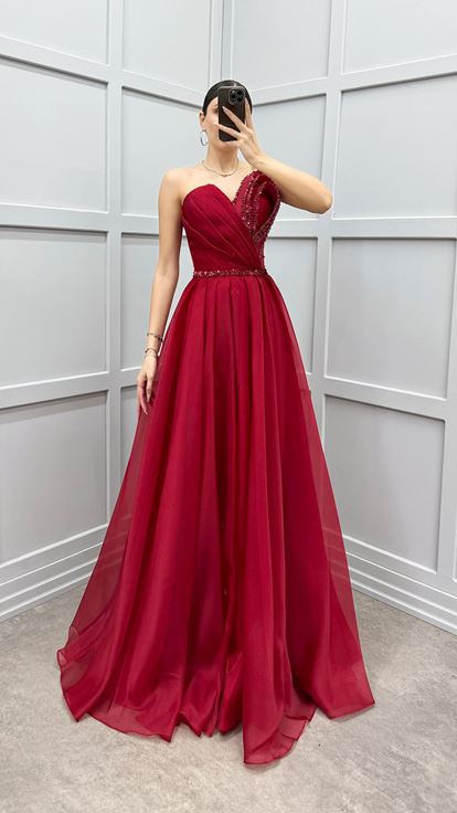 Abito da sera in tulle rosso con dettaglio ricamato sul busto 