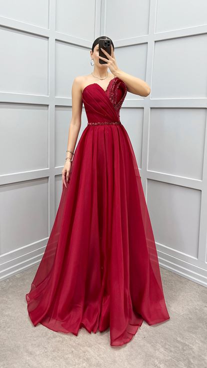 Abito da sera in tulle rosso con dettaglio ricamato sul busto 