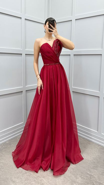 Abito da sera in tulle rosso con dettaglio ricamato sul busto 